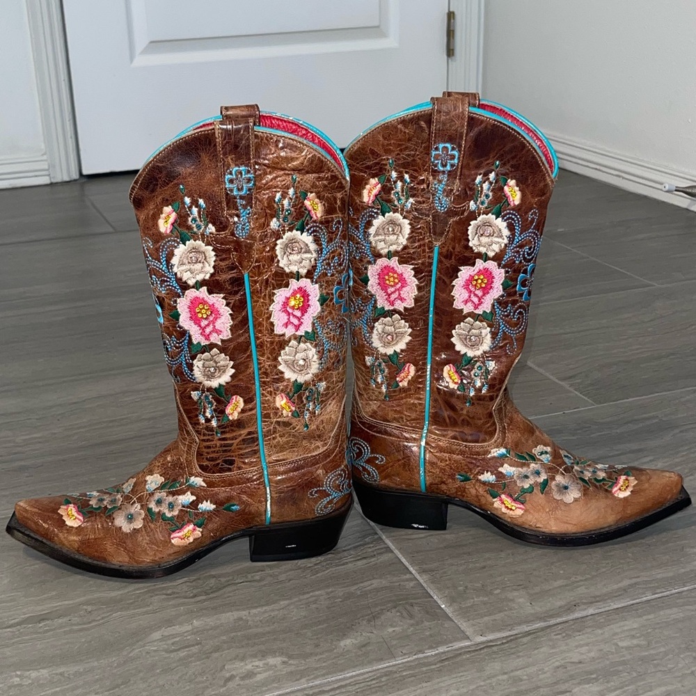 MACIE BEAN WOMEN'S ROSE GARDEN WESTERN BOOTS - SNIP TOE. SWAROVSKI CRYSTALS